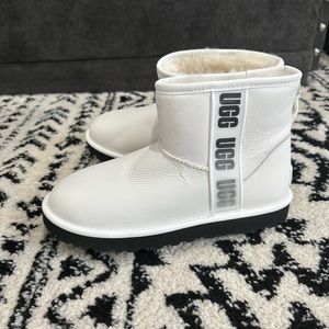 UGG Classic Mini Side Logo Boot
Ultra Matte White (Women's) size 9